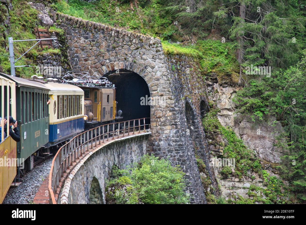 Nostalgische Bahnfahrt in den schweizer Bergen in einen Tunnel auf der Bahnlinie davos - filisur. Locomative in den Schweizer Bergen Stockfoto