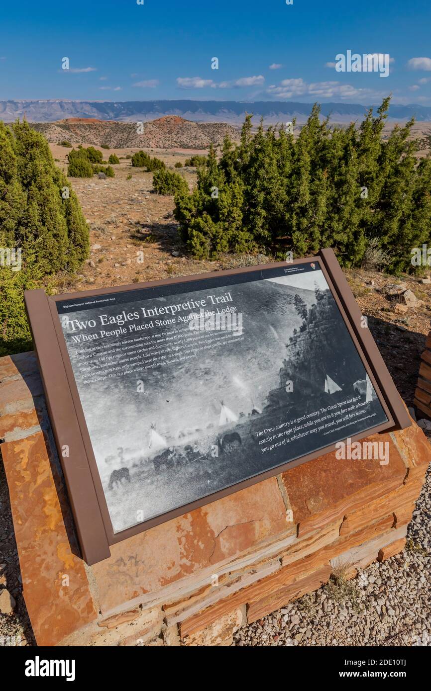 Interpretationsschild über Tipi Ringe an der Two Eagles Site, Bighorn Canyon National Recreation Area, in der Nähe von Lovell, Wyoming, USA Stockfoto