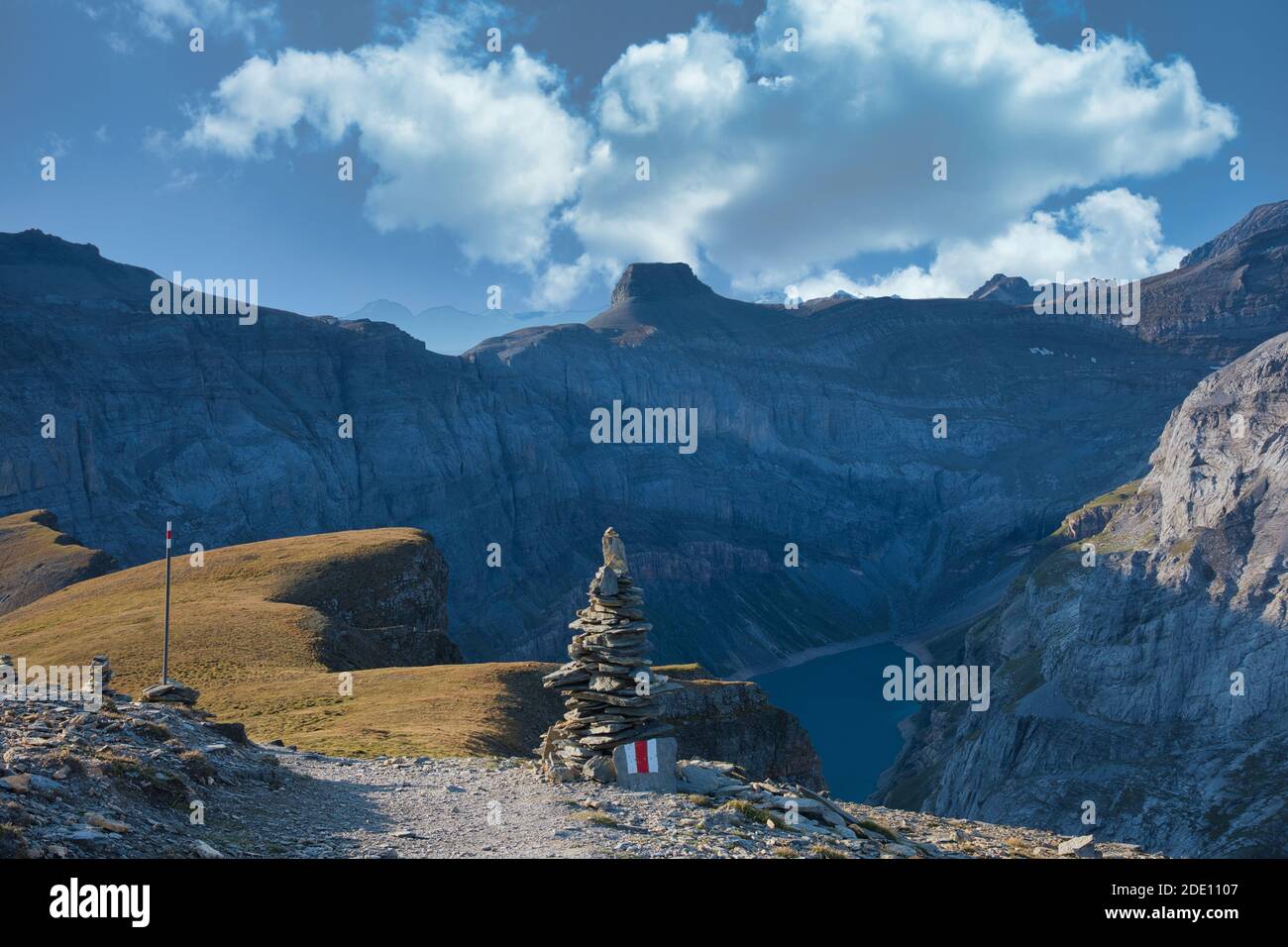 Schone Aussicht Auf Den Limmernsee Stausee Umgeben Von Grossen Bergen Bild Des Hugels Muttenchopf Bei Muttsee Glarus Schweiz Beliebter Ort Stockfotografie Alamy