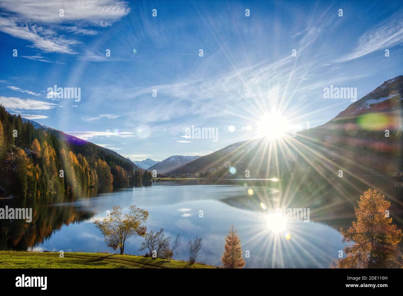 davosersee im Herbst. Schönes hintergrundbeleuchtetes Bild der schweizer Bergseenlandschaft Stockfoto