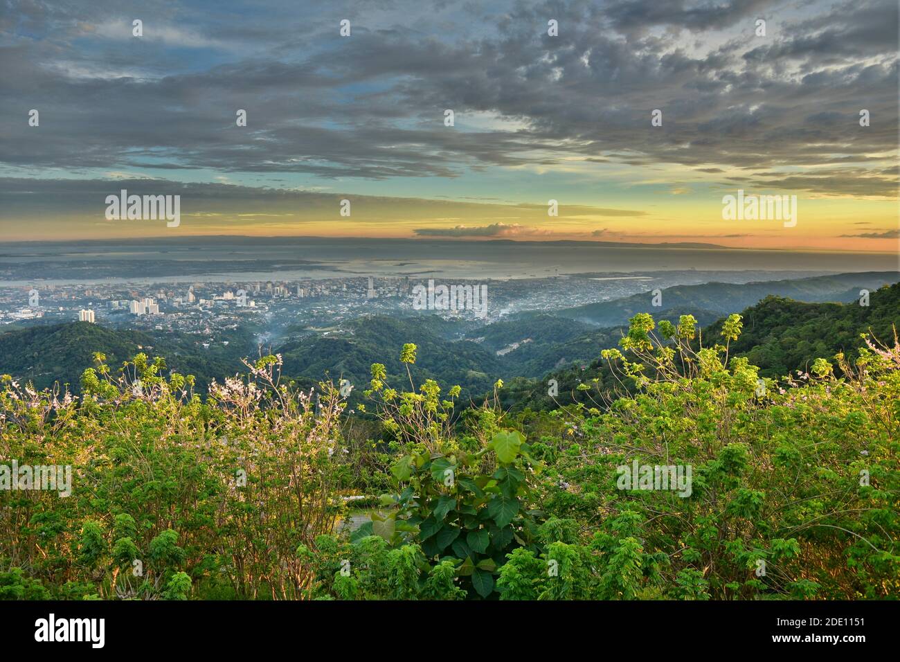 Schöne Aussicht auf die philippinische Stadt cebu Stadt von der Aussichtsplattform, Aussichtspunkt. Weitblick Stockfoto