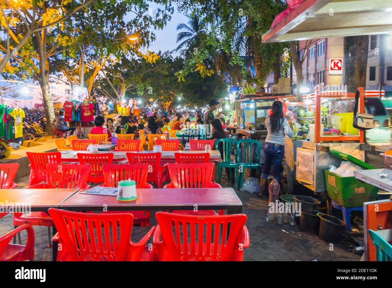 Open Air Street Dining auf einem Lebensmittelmarkt in Makassar, Indonesien Stockfoto