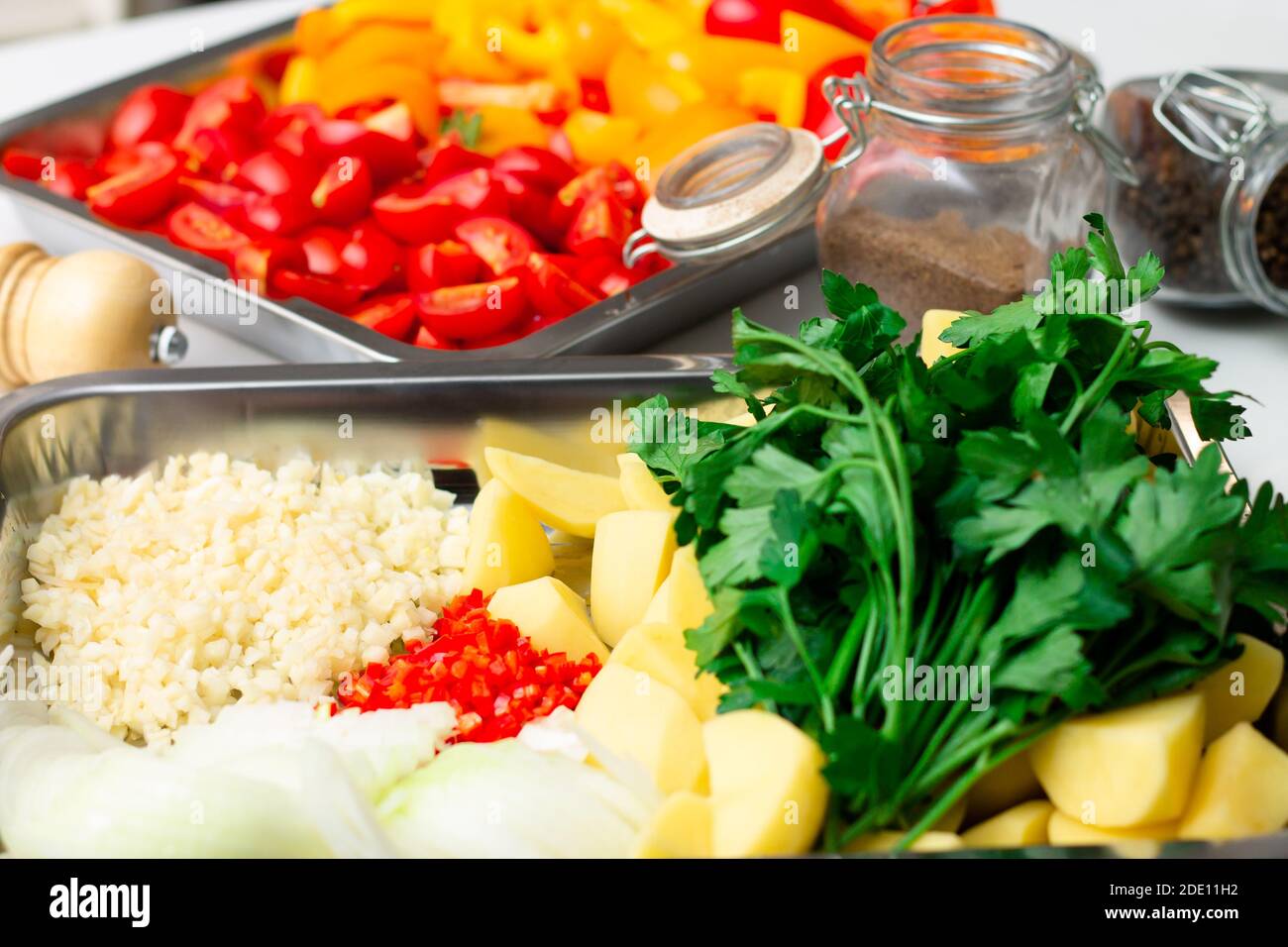 Gehackte Zutaten für die Herstellung von orientalischen Gemüseeintopf. Paprika, Kartoffeln, Zwiebeln, Tomaten, Knoblauch, Paprika, Gewürze. Stockfoto
