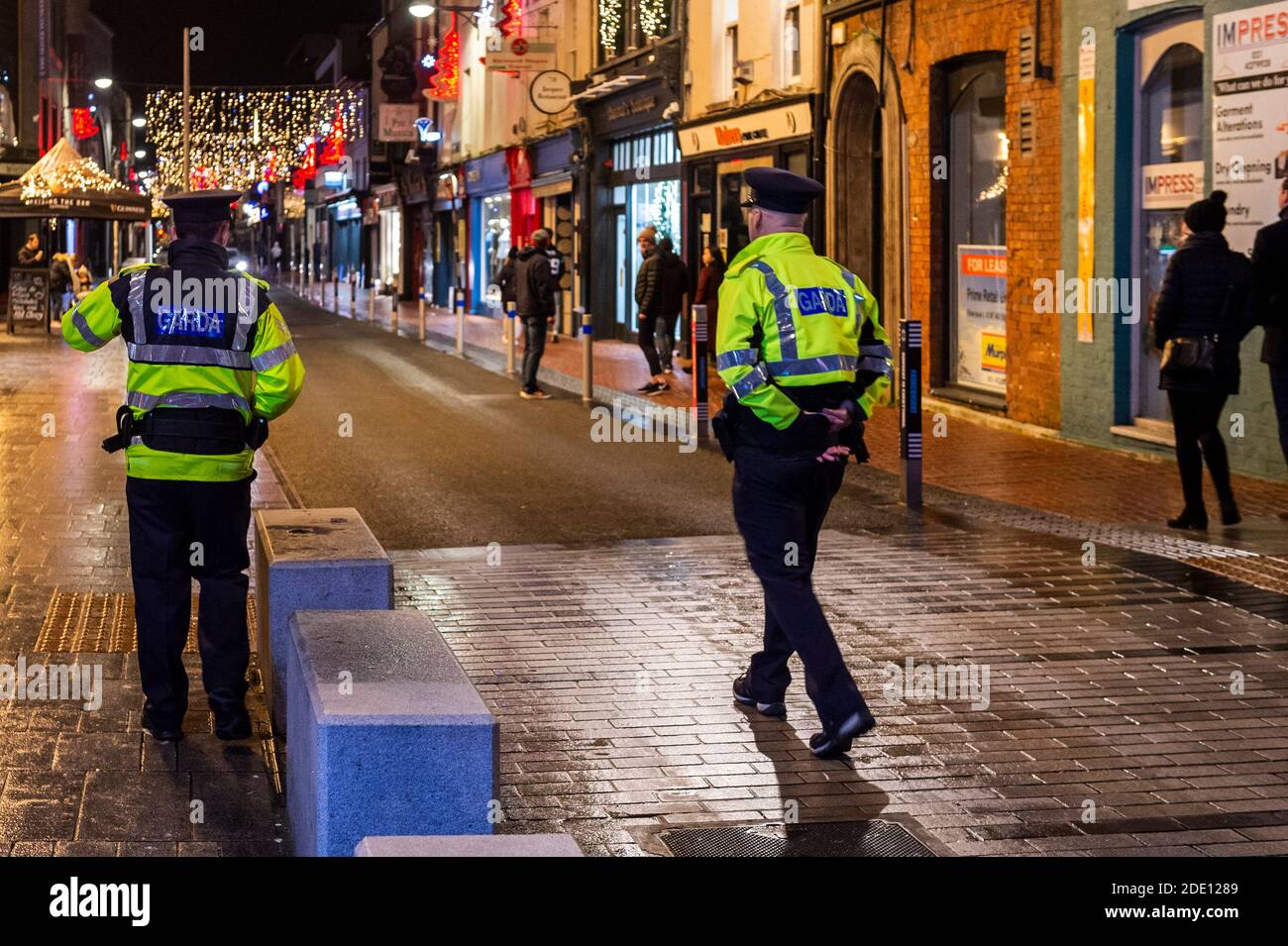 Cork, Irland. November 2020. Der größte Teil des Stadtzentrums von Cork war an diesem Abend ruhig, da Garda nach dem Ärger am letzten Wochenende sehr präsent war. Quelle: AG News/Alamy Live News Stockfoto