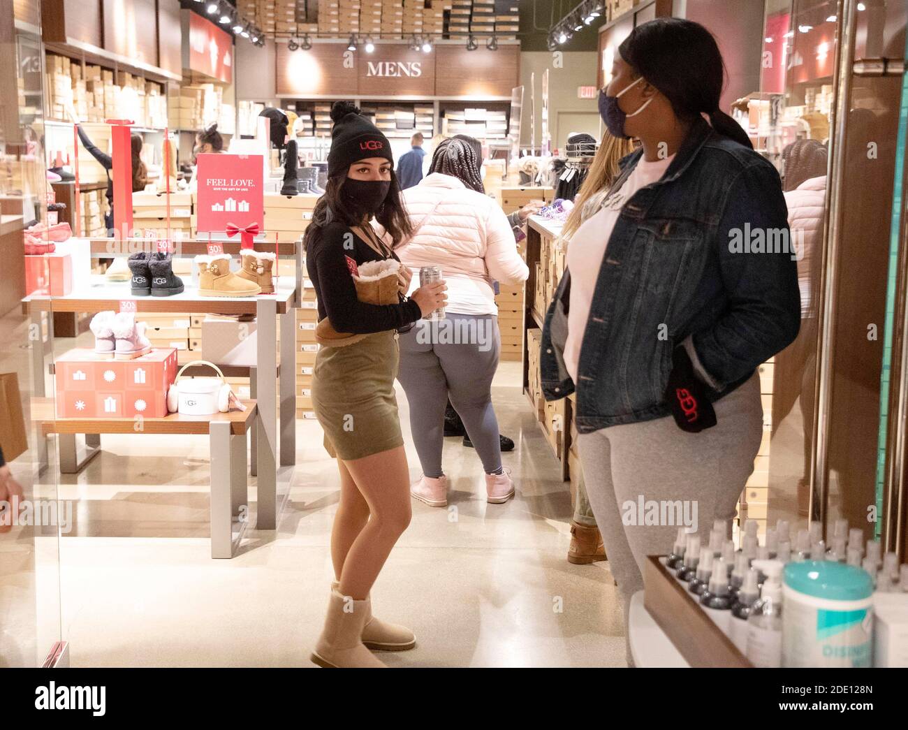 Rosemont, Illinois, USA(201127) -- ROSEMONT (U.S.), 27. November 2020 (Xinhua) -- Mitarbeiter arbeiten am 27. November 2020 während des Black Friday-Einkaufens in den Fashion Outlets von Chicago in Rosemont, Illinois, USA, in einem Geschäft. Die Online-Ausgaben der US-Verbraucher erreichten am Thanksgiving-Tag einen neuen Rekordwert von 5.1 Milliarden US-Dollar mit einem Wachstum von 21.5 Prozent gegenüber dem Vorjahr, so die von Adobe Analytics veröffentlichten Daten. „der diesjährige Black Friday wird nicht so viel „Zerschlagung“ haben wie üblich. Einzelhändler treiben ihre Geschäfte voran und versprechen Black Friday-Angebote, die „den ganzen November und Dezember“ dauern. Stockfoto