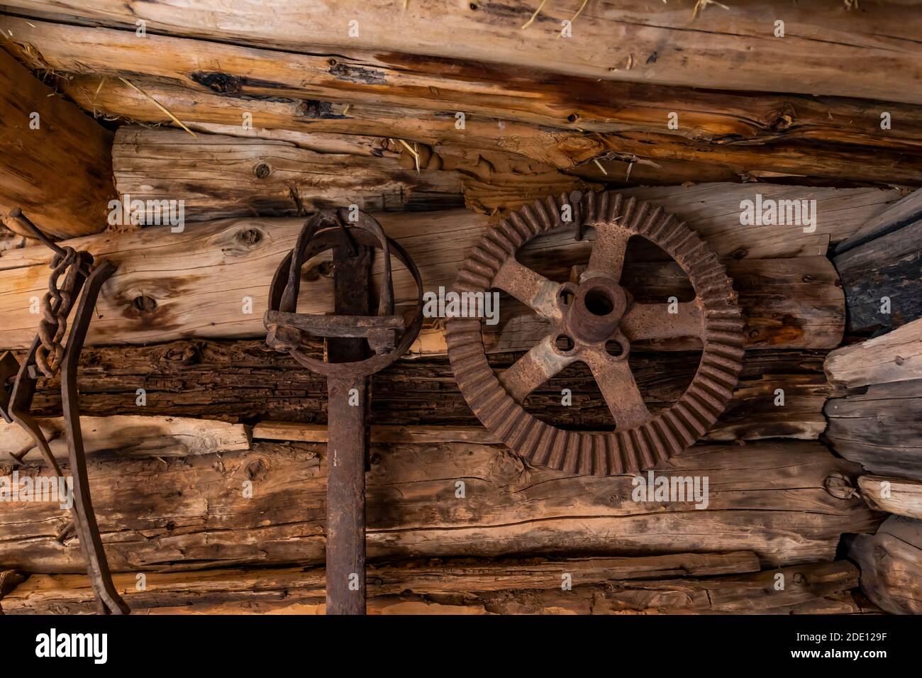 Alte mechanische Teile in der Schmiede, Wartungsbereich und Garage auf Caroline Lockhart Historic Ranch Site in Bighorn Canyon National Recreati Stockfoto