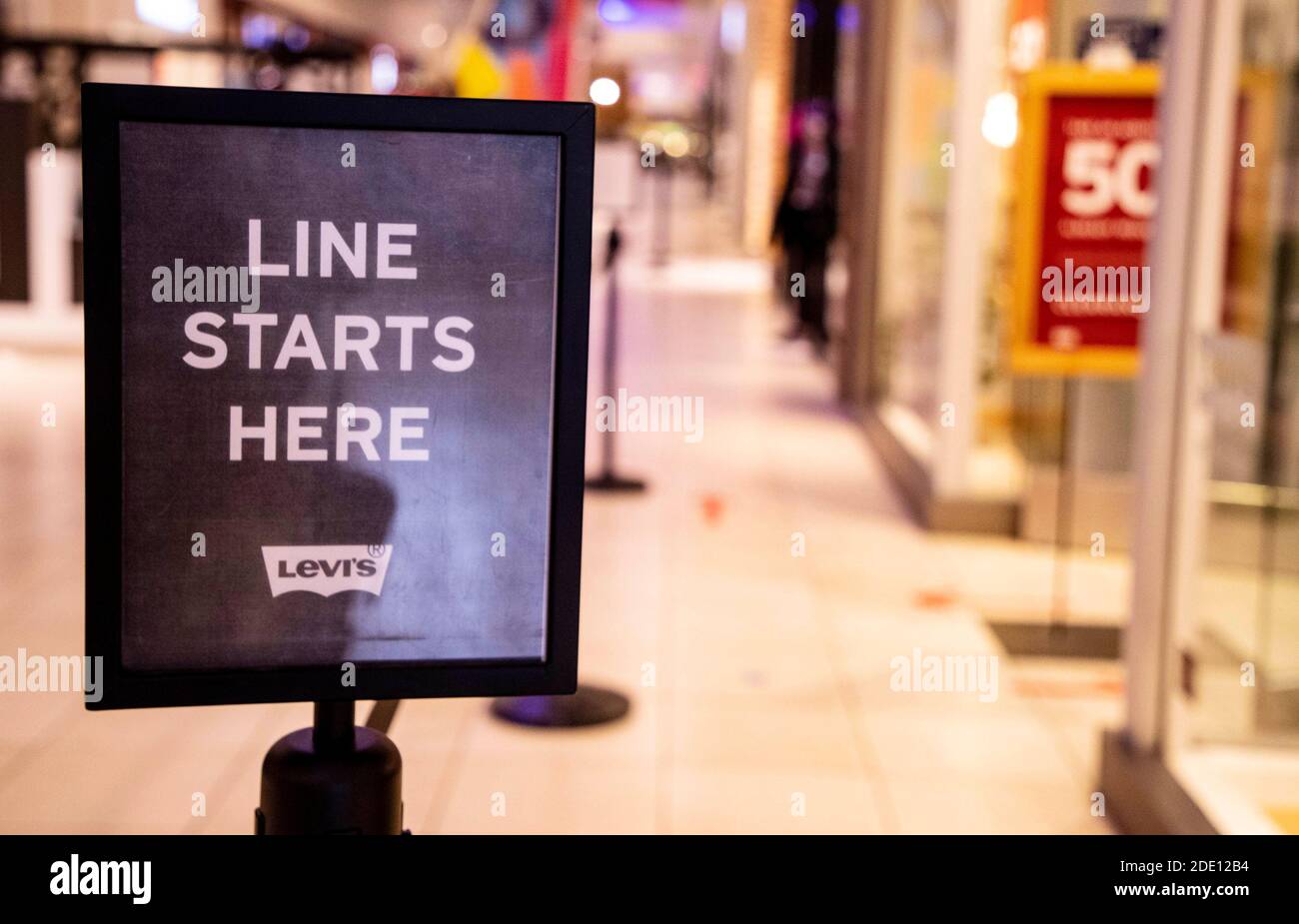 Rosemont, Illinois, USA(201127) -- ROSEMONT (U.S.), 27. November 2020 (Xinhua) -- EIN 'Line Starts Here'-Schild ist vor einem Geschäft zu sehen, während Black Friday Shopping in Fashion Outlets of Chicago in Rosemont, Illinois, USA, am 27. November 2020. Die Online-Ausgaben der US-Verbraucher erreichten am Thanksgiving-Tag einen neuen Rekordwert von 5.1 Milliarden US-Dollar mit einem Wachstum von 21.5 Prozent gegenüber dem Vorjahr, so die von Adobe Analytics veröffentlichten Daten. „der diesjährige Black Friday wird nicht so viel „Zerschlagung“ haben wie üblich. Stockfoto