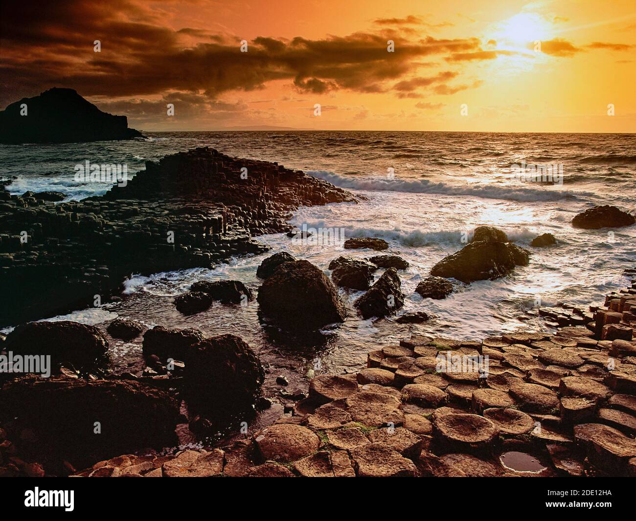 Giant's Causeway; County Antrim; North Coast; Causeway Coast; Felsen; Felsformationen; Sonnenuntergang; Dämmerung; Meer; Wellen; sechseckige Säulen Nordirland Stockfoto
