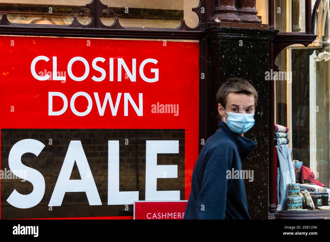 Closing Down Sale Poster auf einem Bekleidungsgeschäft Fenster fällig Bis covid-19 Stockfoto