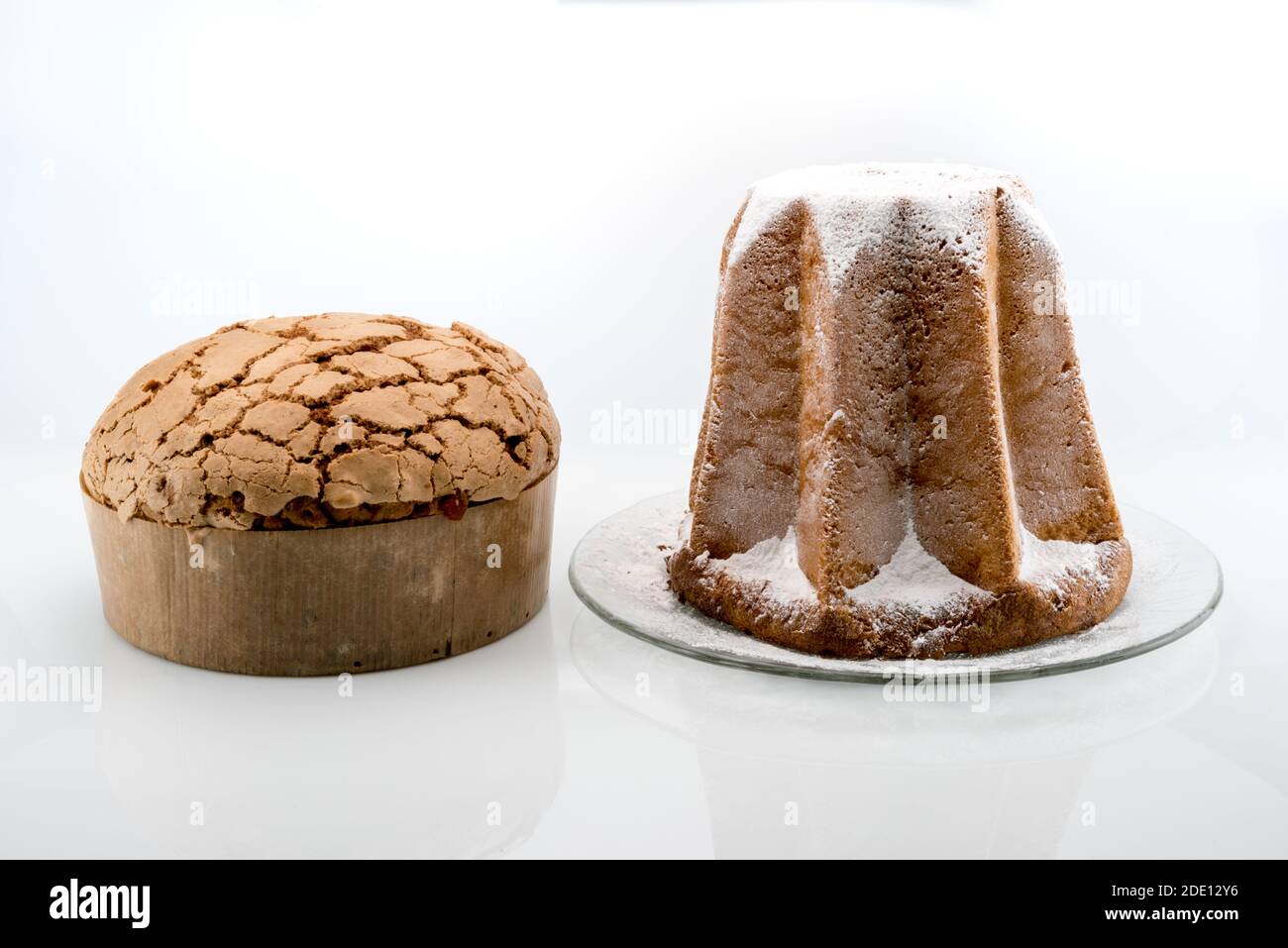 Panettone und Pandoro, mit Puderzucker, traditionelle italienische Weihnachtskuchen isoliert auf weißem Hintergrund Stockfoto