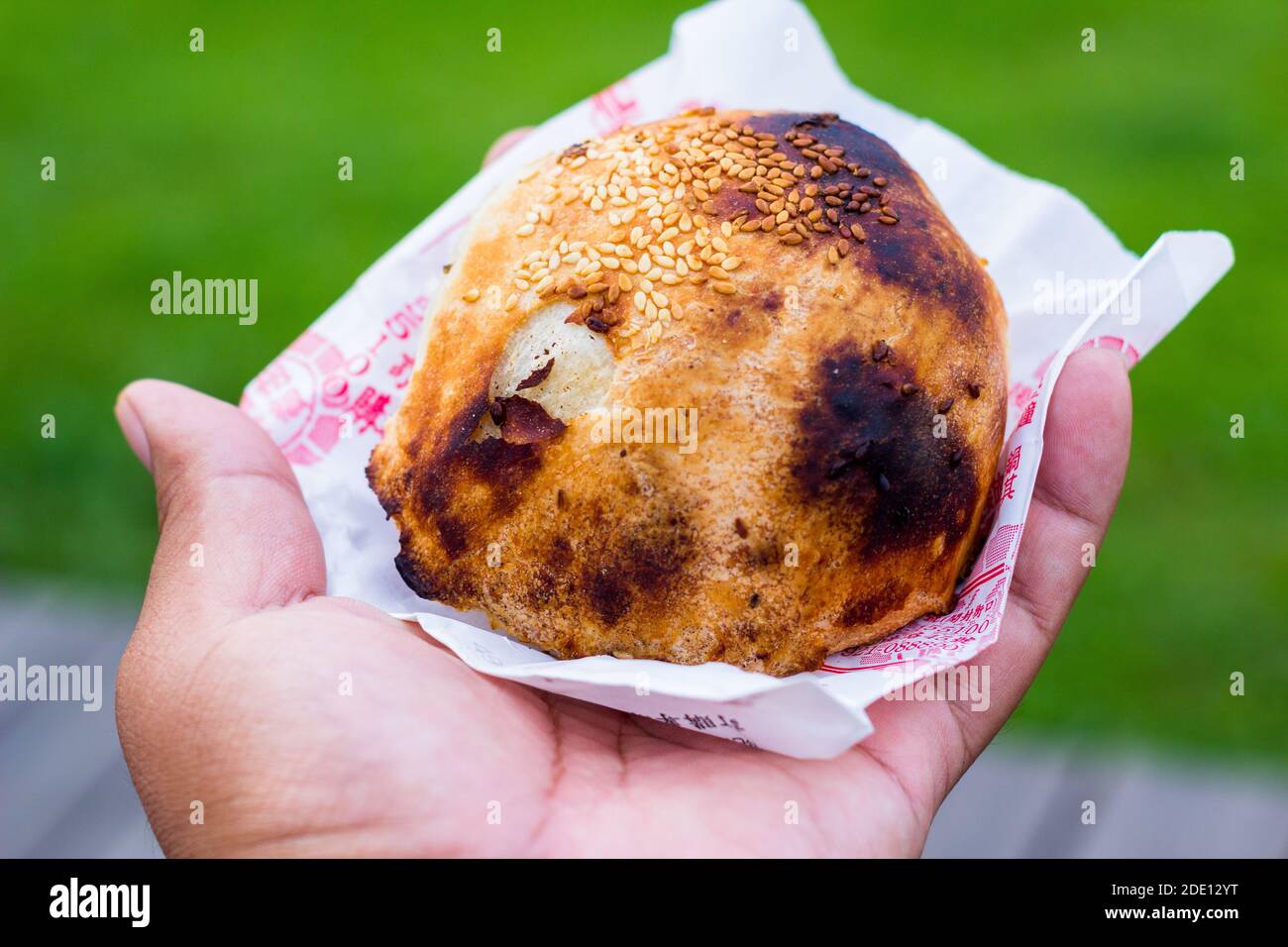 Fuzhou Schweinepeperbrötchen, ein beliebtes Essen auf dem Raohe Night Market in Taipei, Taiwan Stockfoto