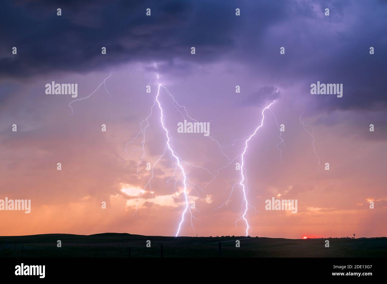 Blitzschläge und dramatischer stürmischer Himmel bei Sonnenuntergang in der Nähe von Sparks, Nebraska Stockfoto