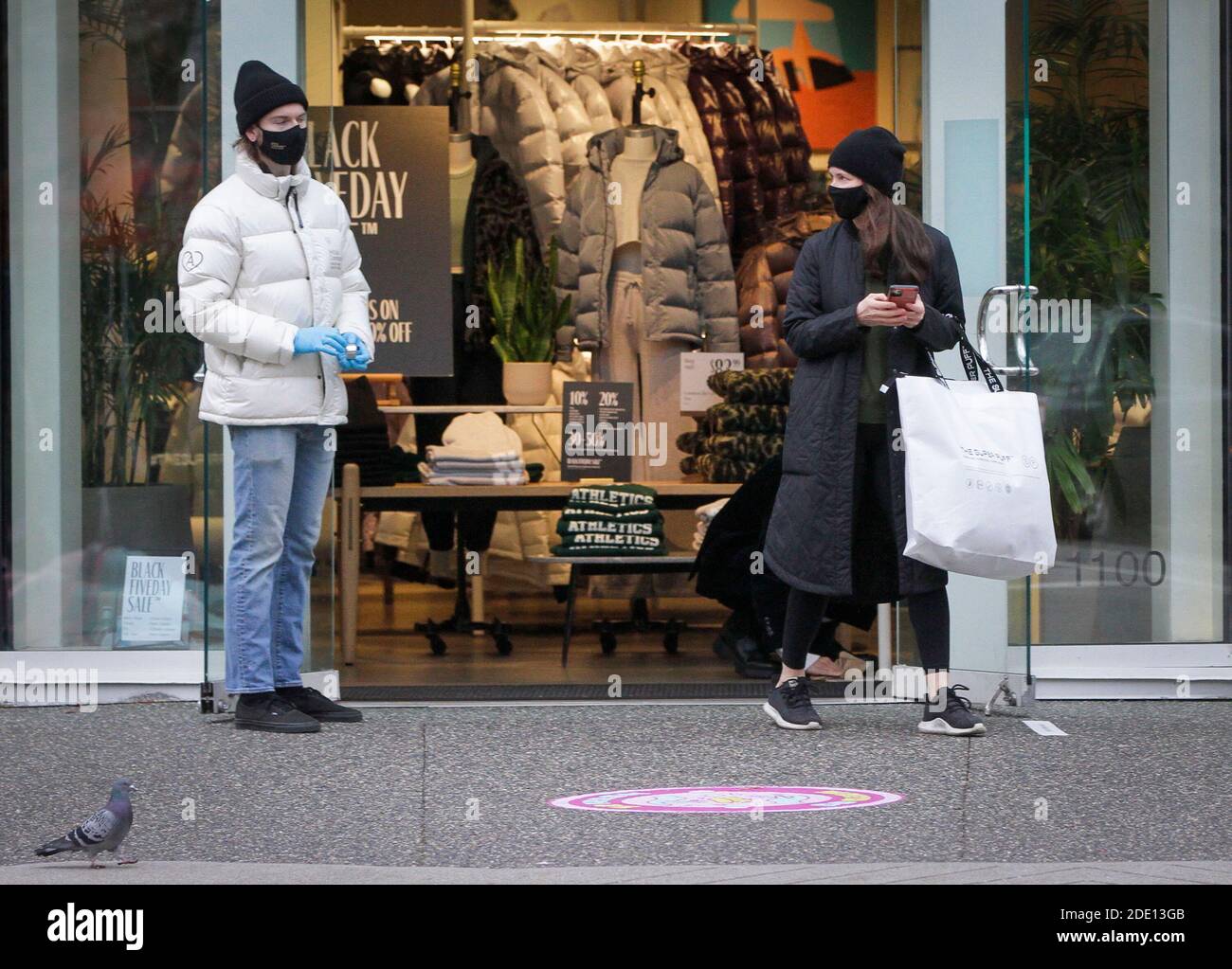 Vancouver, Kanada. November 2020. Ein Shopper verlässt am 27. November 2020 ein Geschäft mit Black Friday Angeboten in der Innenstadt von Vancouver, British Columbia, Kanada. Quelle: Liang Sen/Xinhua/Alamy Live News Stockfoto