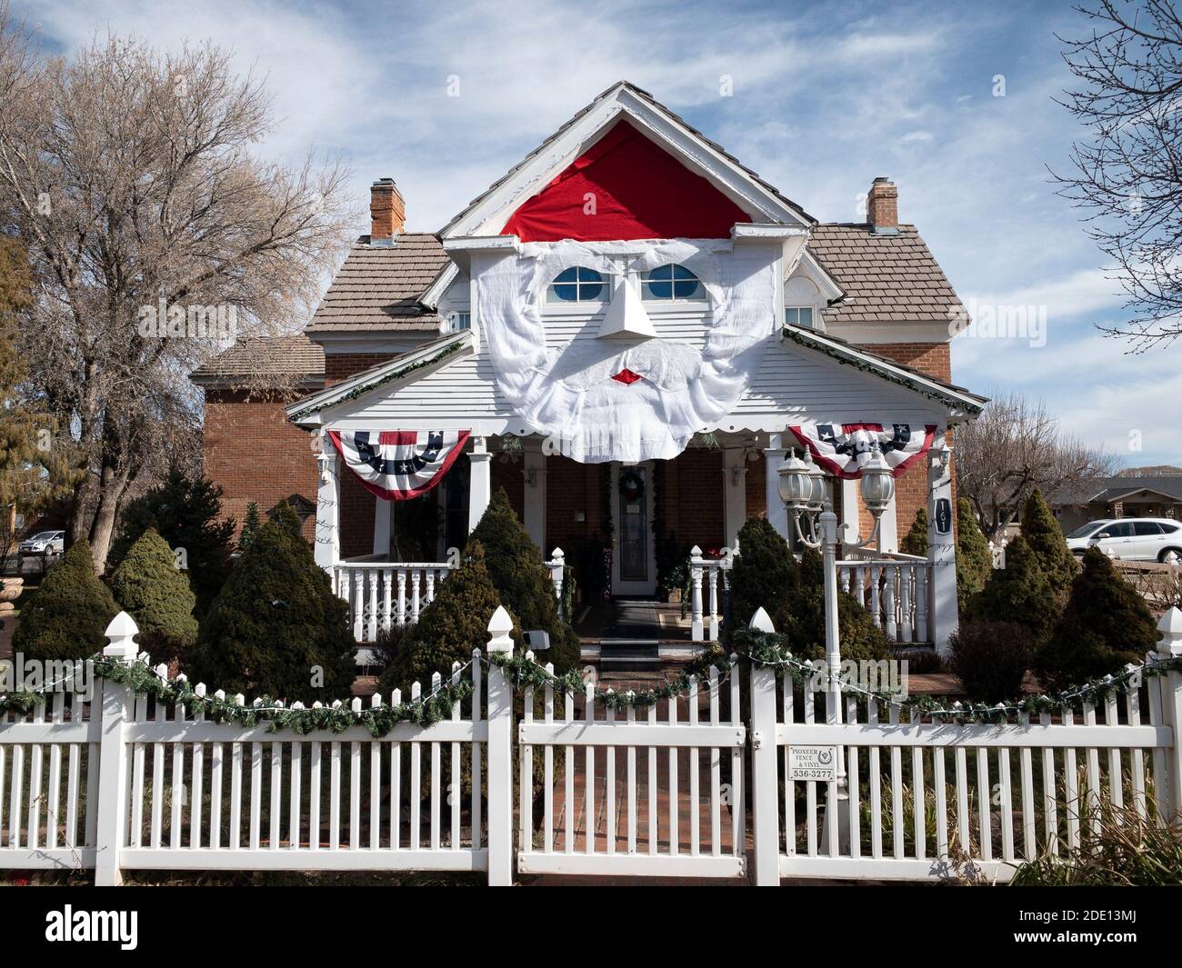Ein Weihnachtsmann schmückt ein Haus in Snowflake, Arizona. Stockfoto