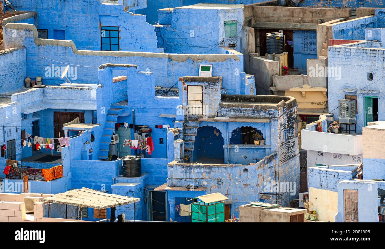 Blick auf die blauen Häuser in der Altstadt von Jodhpur, Indiens Blaue Stadt, ein berühmtes Touristenziel in Rajasthan und ein UNESCO-Weltkulturerbe Stockfoto