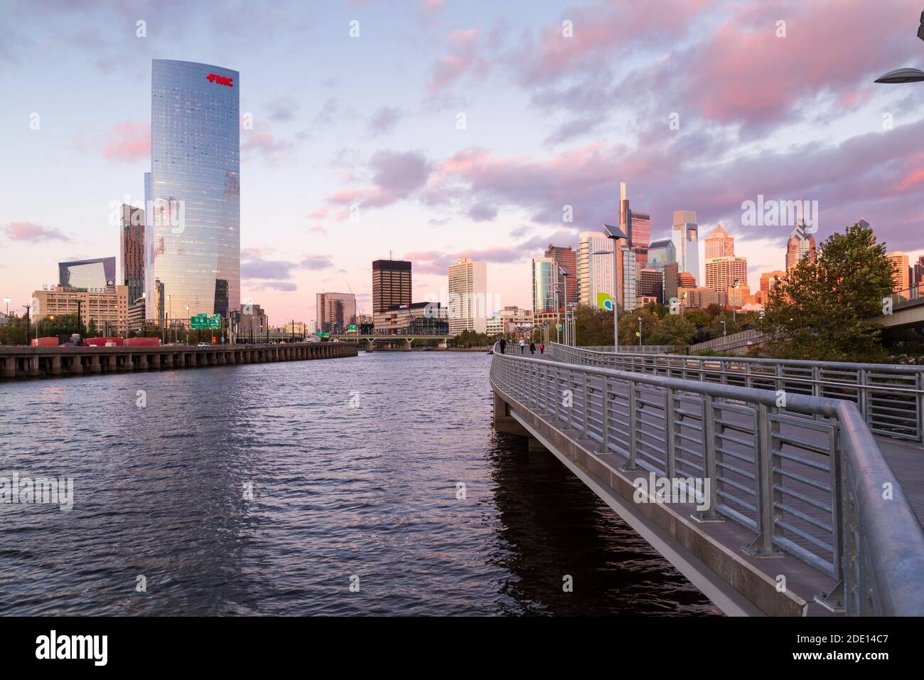 Skyline im Herbst hinter dem Schuylkill River Promenade bei Sonnenuntergang, Philadelphia, Pennsylvania, USA Stockfoto