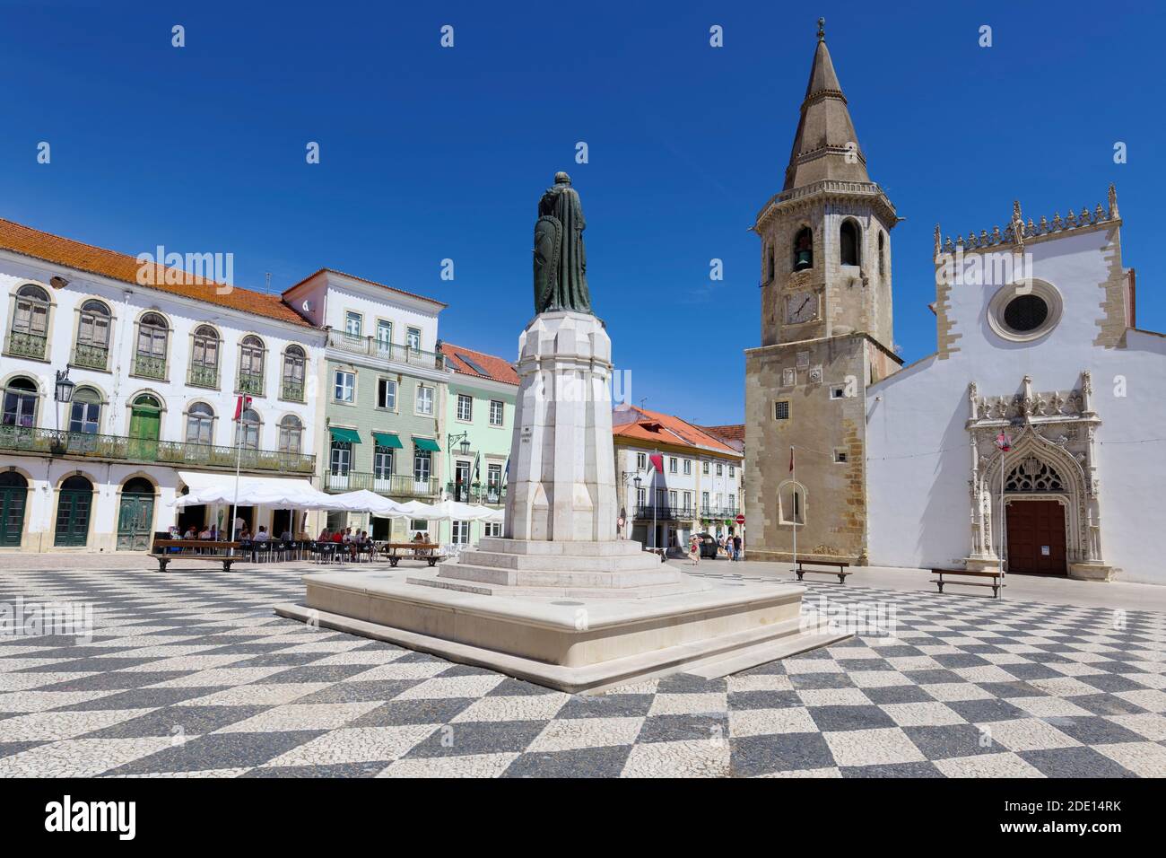 St. Johannes der Täufer Kirche, Gualdim Pais Statue auf Platz der Republik, Tomar, Santarem Bezirk, Portugal, Europa Stockfoto