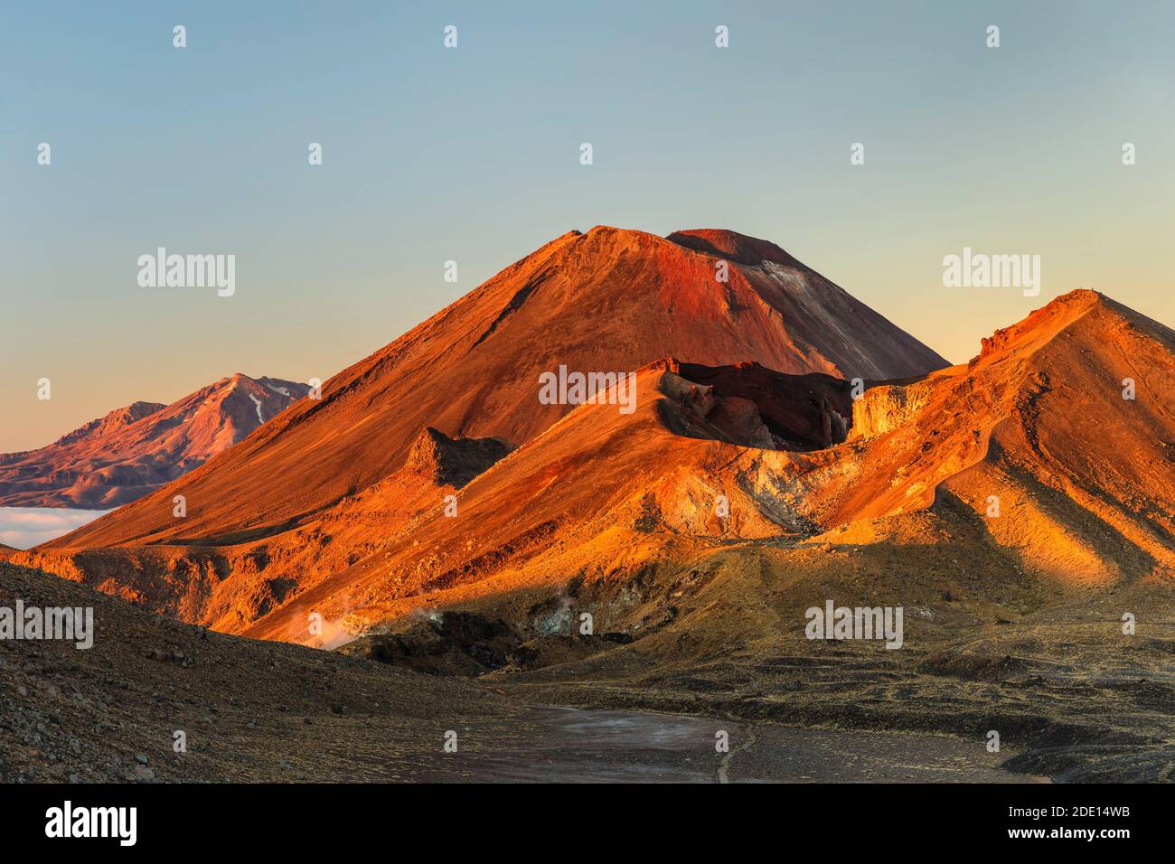 Mount Ngauruhoe und Mount Tongariro bei Sonnenaufgang, Tongariro National Park, UNESCO-Weltkulturerbe, Nordinsel, Neuseeland, Pazifik Stockfoto