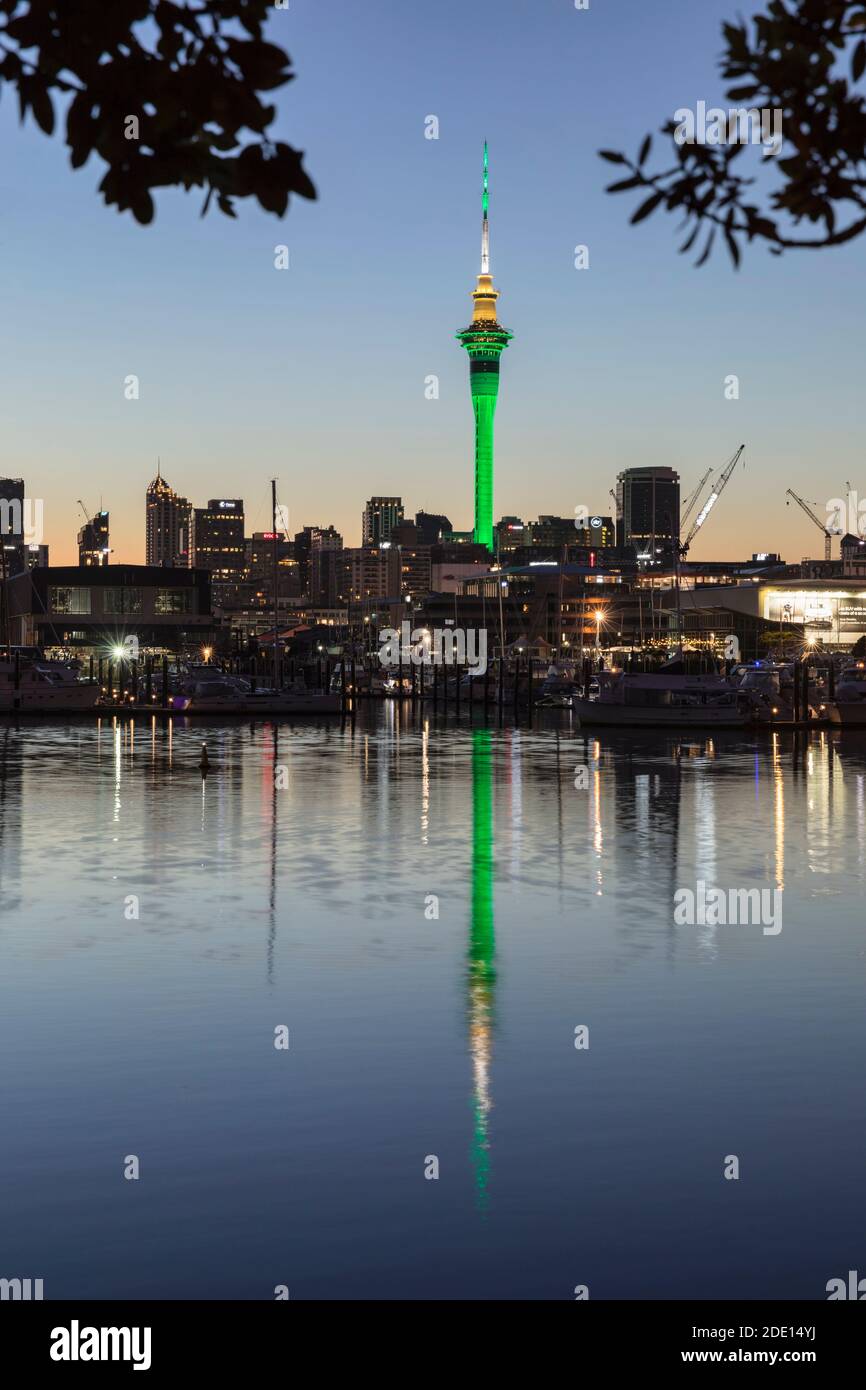 Sky Tower und Skyline am Westhaven Marina, Auckland, Nordinsel, Neuseeland, Pazifik Stockfoto