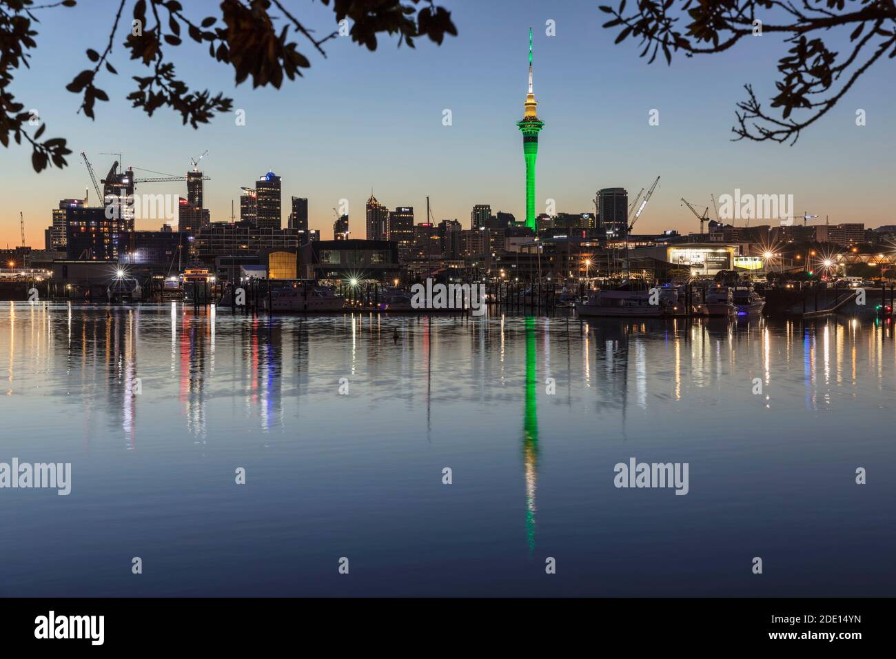 Sky Tower und Skyline am Westhaven Marina, Auckland, Nordinsel, Neuseeland, Pazifik Stockfoto