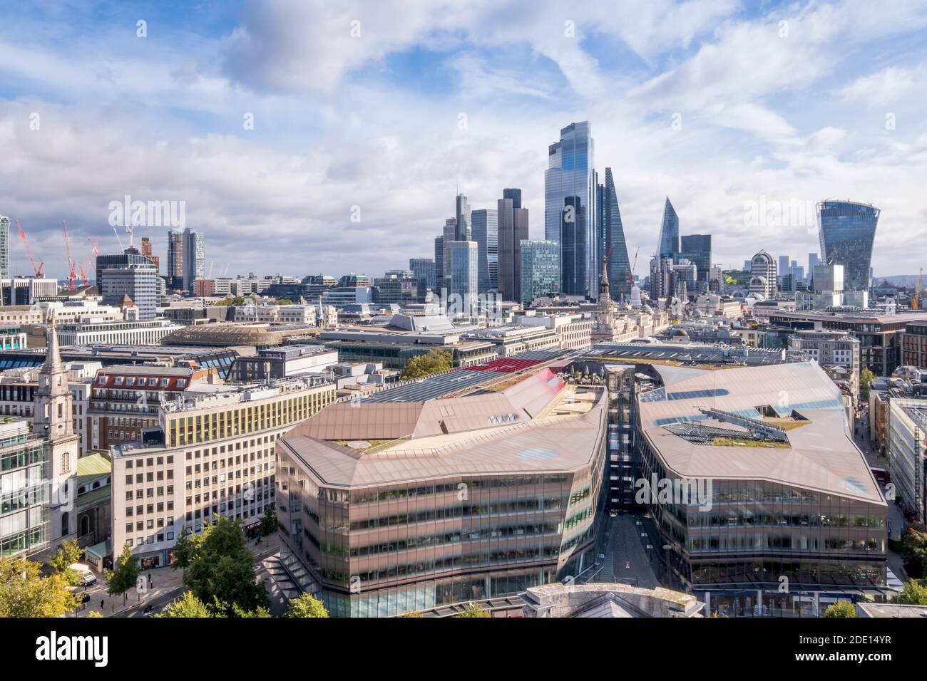 Die Wolkenkratzer des Geschäfts- und Finanzviertels der City of London mit dem One New Change Einkaufszentrum im Vordergrund, London Stockfoto