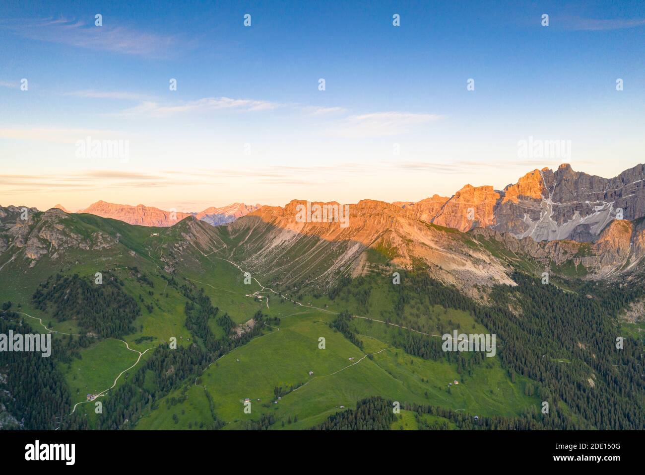 Luftaufnahme von Gampen Alm, Kaserill Alm und Hütte Genova, Naturpark Puez-Geisler, Funes, Südtirol, Dolomiten, Italien, Europa Stockfoto