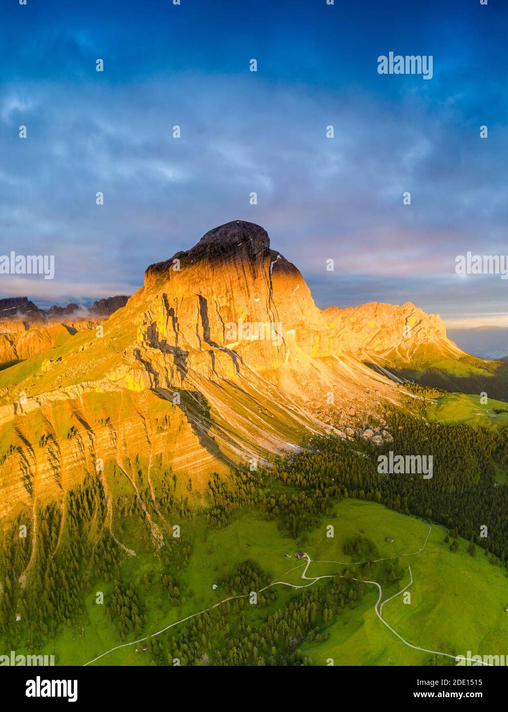 Luftaufnahme von Sass De Putia (Peitlerkofel) bei Sonnenaufgang im Sommer, Passo Delle Erbe, Puez-Geisler, Dolomiten, Südtirol, Italien, Europa Stockfoto