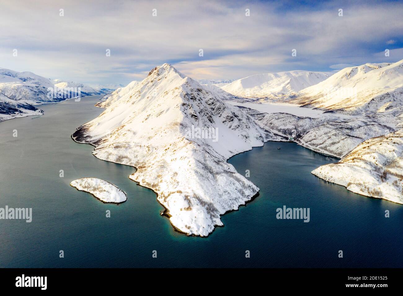 Luftaufnahme der schneebedeckten Berge entlang des klaren Wassers von Altafjord, Troms Og Finnmark County, Nordnorwegen, Skandinavien, Europa Stockfoto