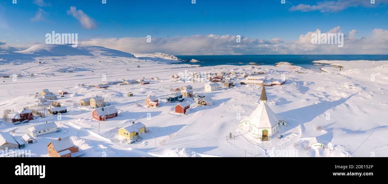 Luftaufnahme von traditionellen Häusern und Kirche im kleinen Dorf Hasvik nach dem Schneefall, Troms Og Finnmark, Nordnorwegen, Skandinavien, Europa Stockfoto