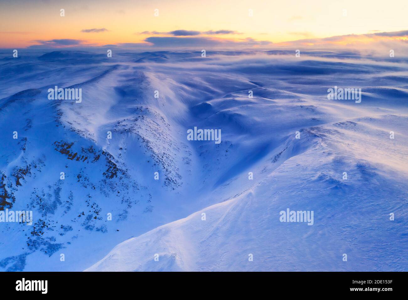 Frischer Schnee, geformt durch den kalten arktischen Wind, der im Morgengrauen über die Berge weht, Tana, Troms Og Finnmark, Nordnorwegen, Skandinavien, Europa Stockfoto