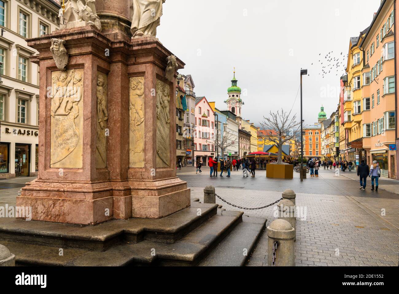 Menschen in der berühmten Einkaufsstraße Maria Theresien Straße zur Weihnachtszeit, Innsbruck, Tirol, Österreich, Europa Stockfoto