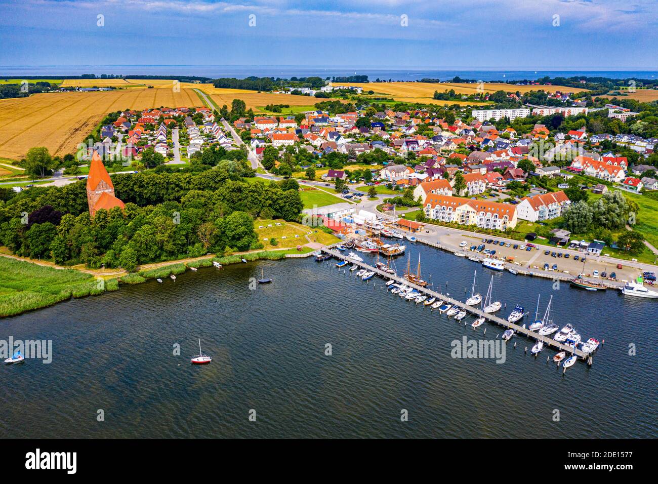 Luftbild von Kirchdorf, Kirchdorf mit seinem Hafen auf der Insel Poel, Ostsee, Deutschland, Europa Stockfoto