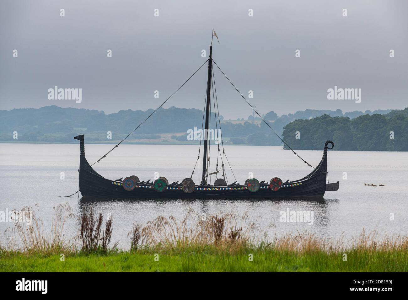 Wikingerboot auf einem See, Jelling Stones, UNESCO-Weltkulturerbe, Jelling, Dänemark, Skandinavien, Europa Stockfoto