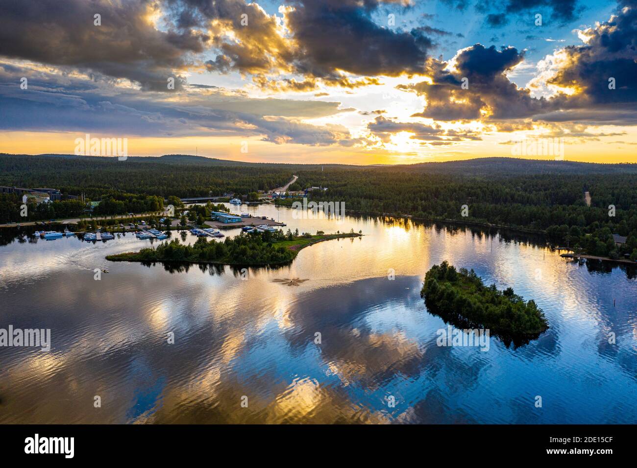 Wolken spiegeln sich bei Sonnenuntergang am Inari-See, Inari, Lappland, Nordfinnland, Europa Stockfoto