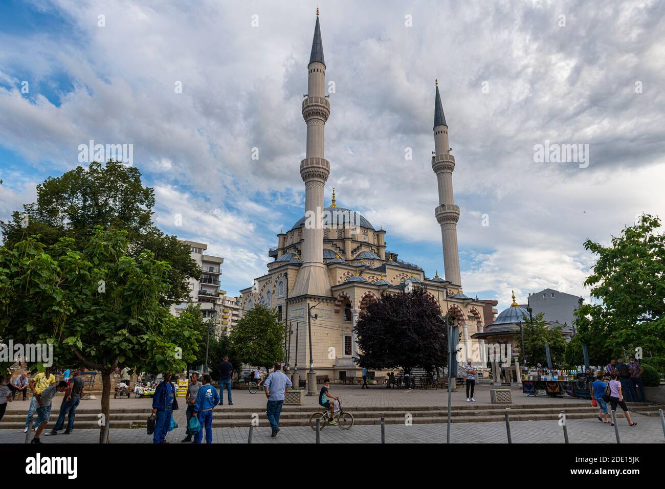 Zentrale Moschee auf der albanischen Seite der getrennten Stadt Mitrovica, Kosovo, Europa Stockfoto