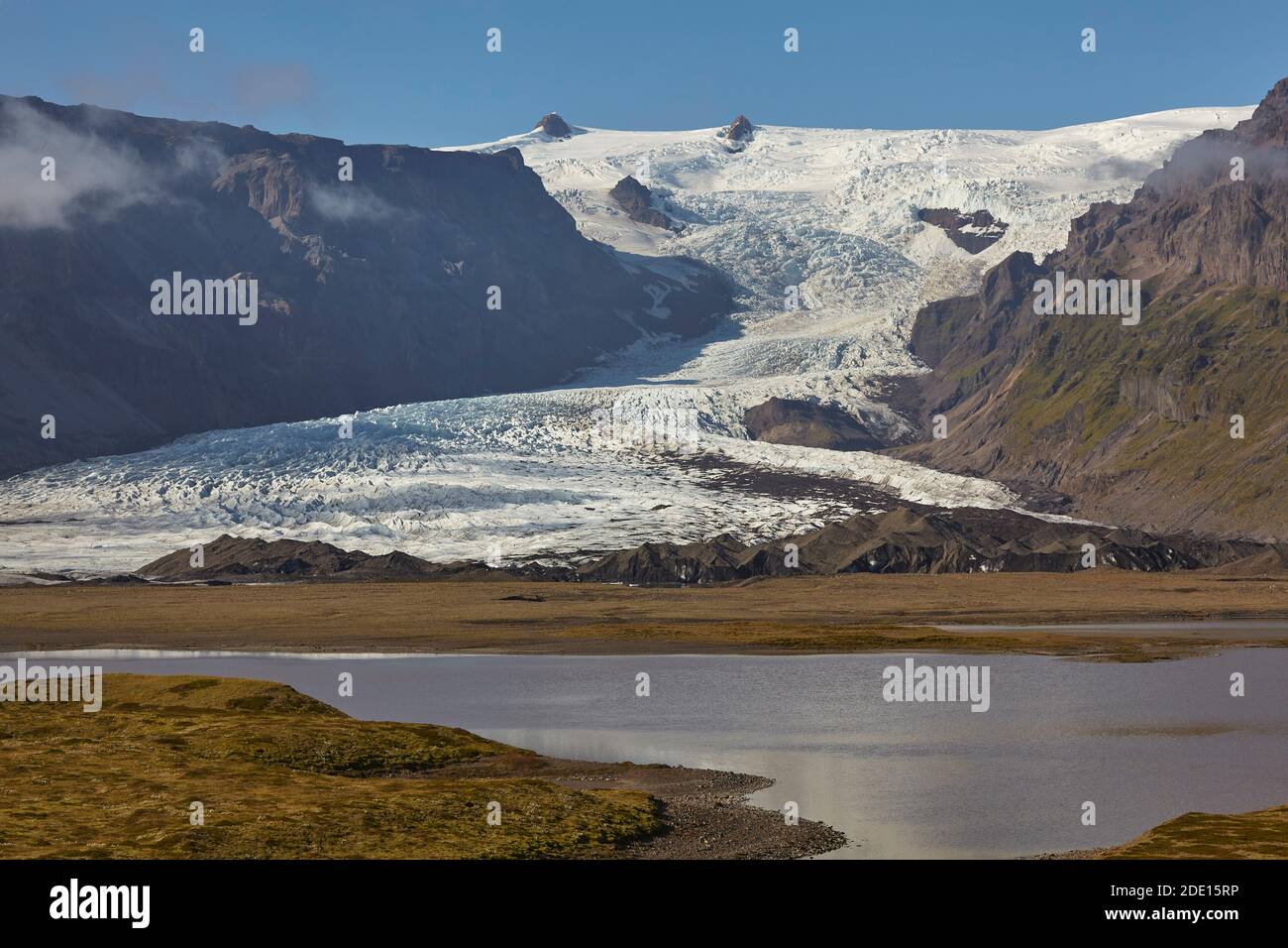 Ein spektakulärer Gletscher, der aus der Vatnajokull Eiskappe, Svinafellsjokull Gletscher, Skaftafell Nationalpark, Island, Polarregionen abfließt Stockfoto