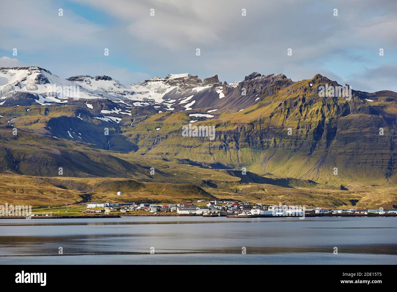 Eine klassisch zerklüftete Landschaft überschattet die Stadt Grundarfjordur, auf der Halbinsel Snaefellsnes, Westisland, Polarregionen Stockfoto
