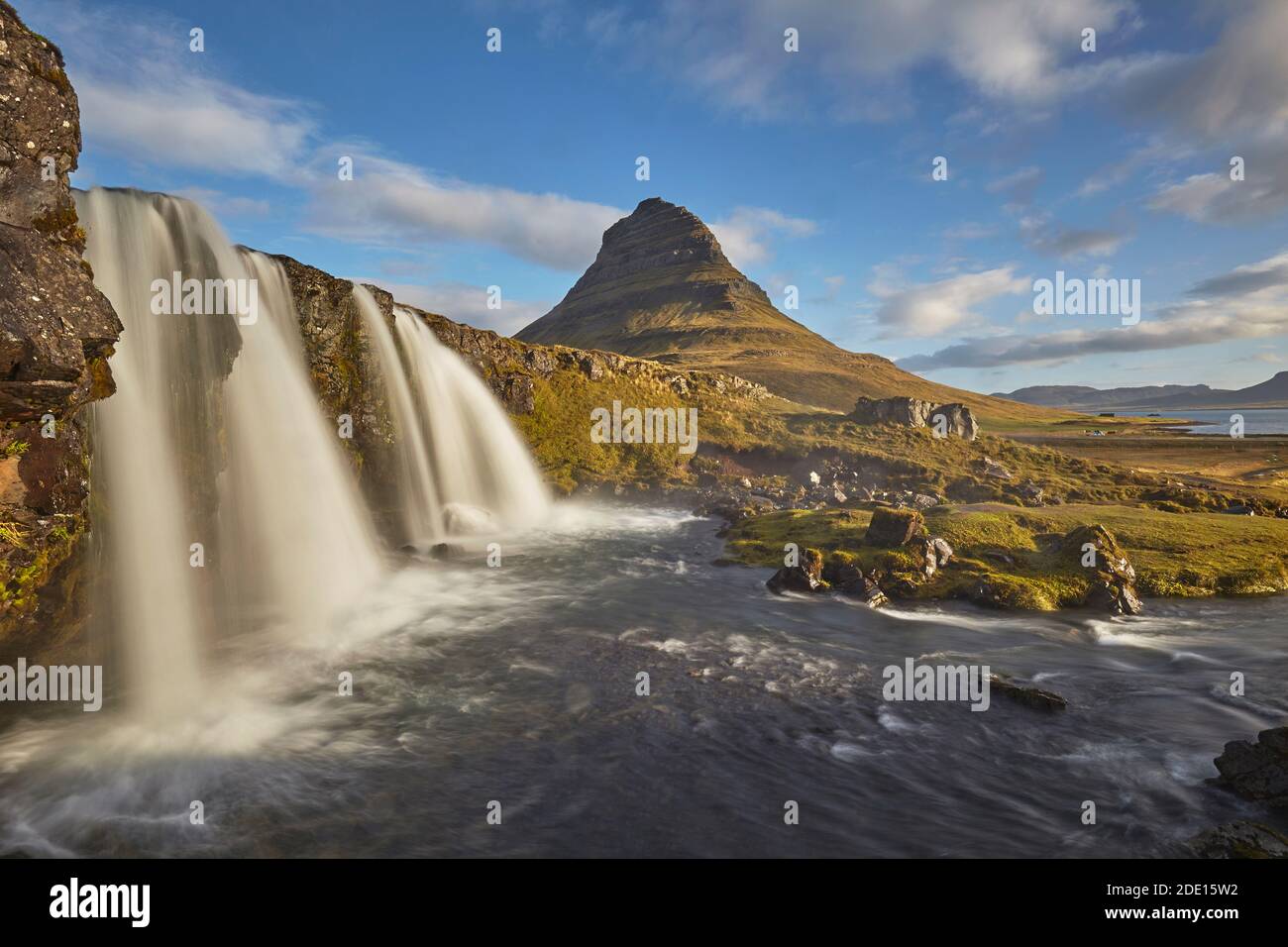 Eine der ikonischen Landschaften Islands, Mount Kirkjufell und Kirkjufellsfoss Falls, in der Nähe Grundarfjordur, Snaefellsnes Halbinsel, Island, Polarregionen Stockfoto