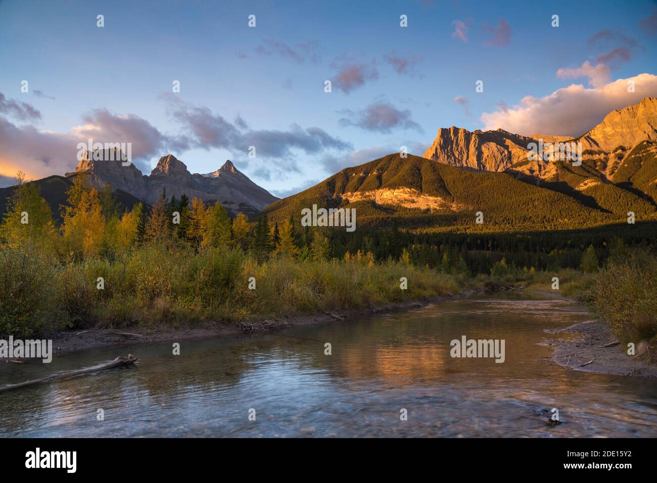 Sonnenaufgang im Herbst bei Three Sisters Peaks in der Nähe des Banff National Park, Canmore, Alberta, Canadian Rockies, Kanada, Nordamerika Stockfoto