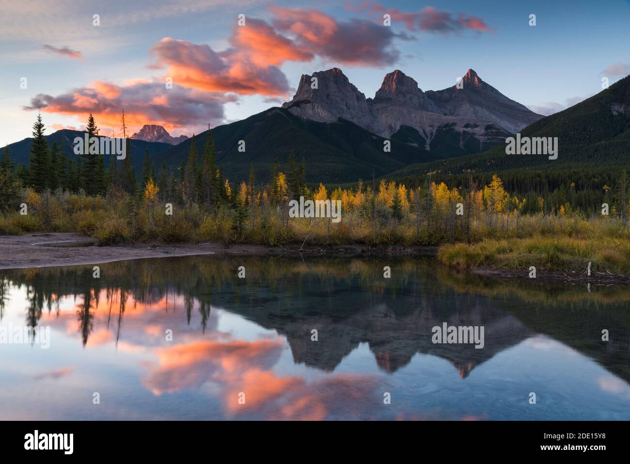 Sonnenaufgang im Herbst bei Three Sisters Peaks in der Nähe des Banff National Park, Canmore, Alberta, Canadian Rockies, Kanada, Nordamerika Stockfoto