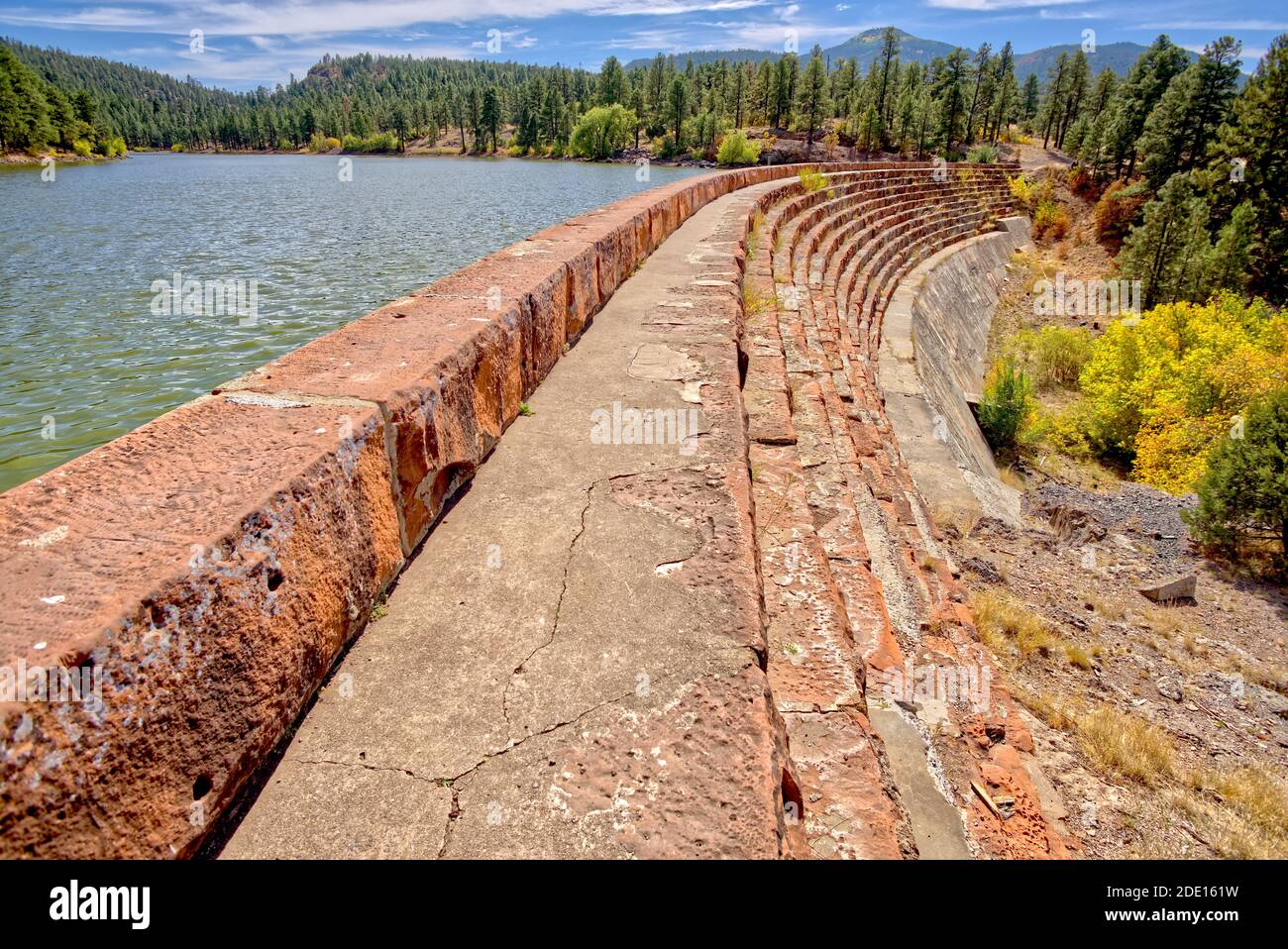 Ein Gehweg auf dem Santa Fe Dam in Williams, Arizona, USA, Nordamerika Stockfoto