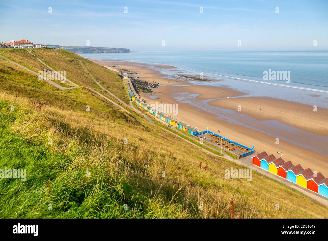 Blick auf bunte Strandhütten am West Cliff Beach, Whitby, North Yorkshire, England, Großbritannien, Europa Stockfoto