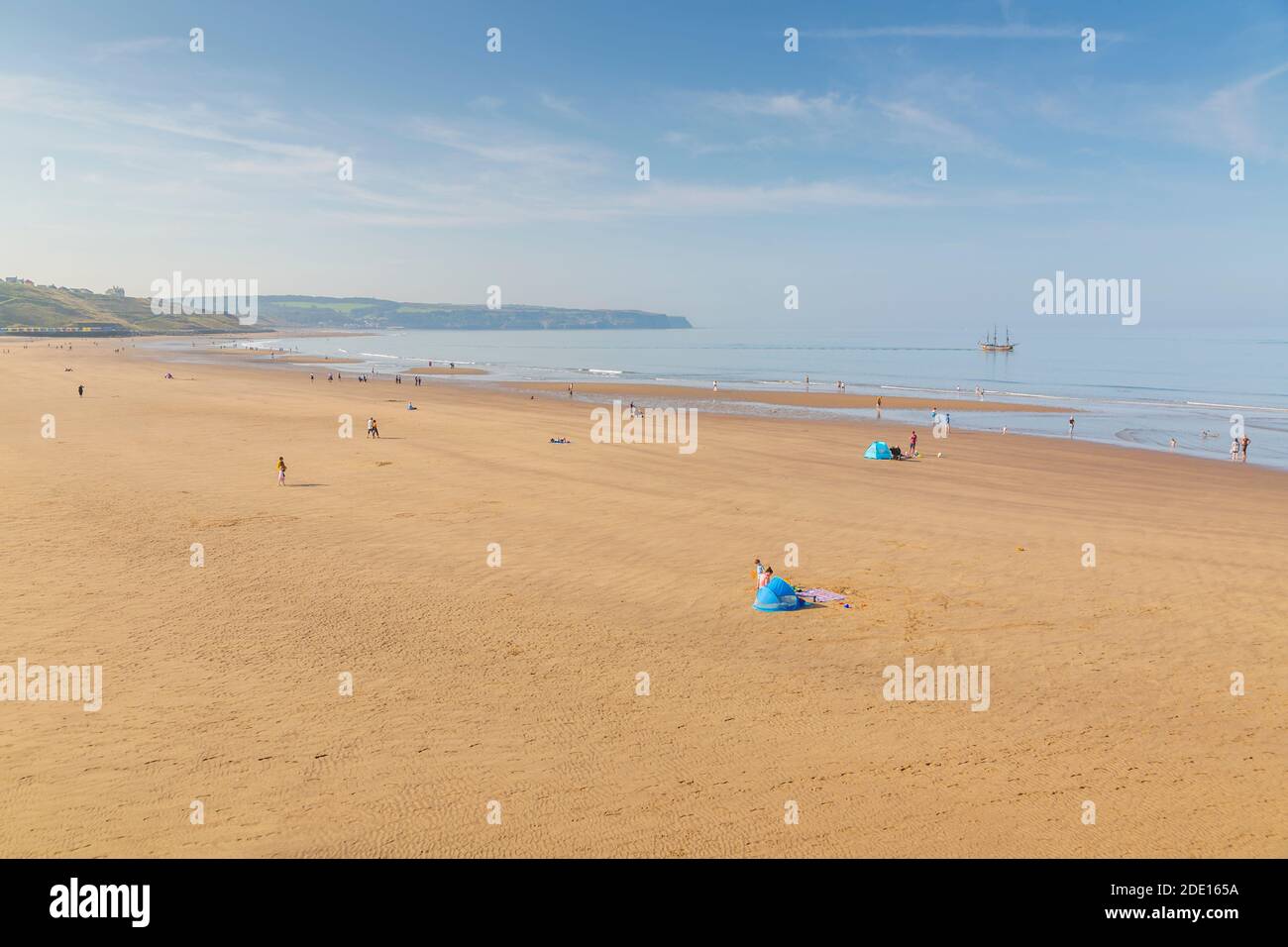 Blick auf Whitby Beach an einem sonnigen Tag, Whitby, Yorkshire, England, Großbritannien, Europa Stockfoto