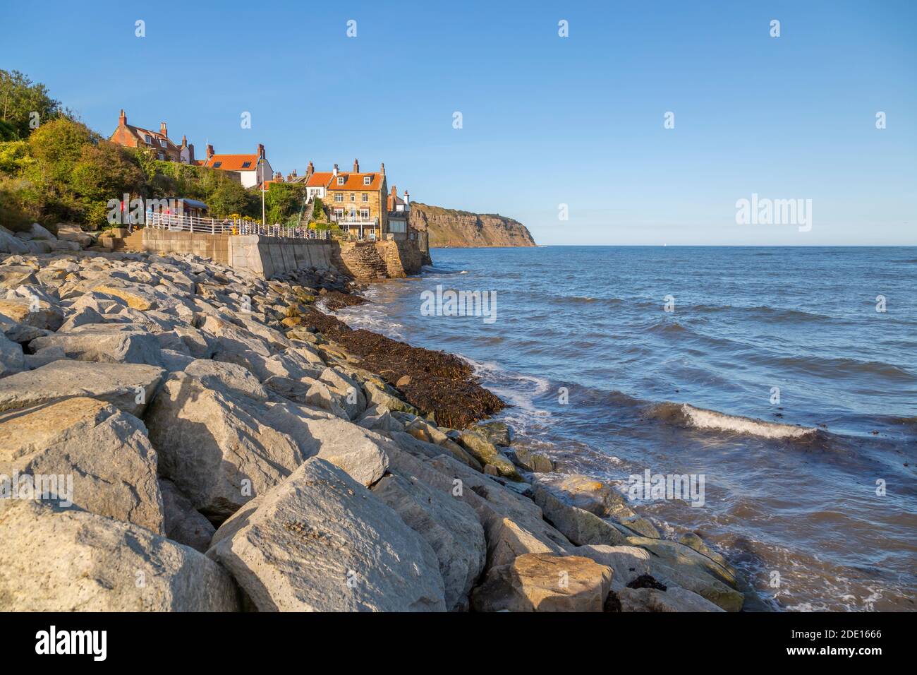 Blick auf die Felsen und die Küste von North Yorkshire, Robin Hood's Bay, North Yorkshire, England, Großbritannien, Europa Stockfoto