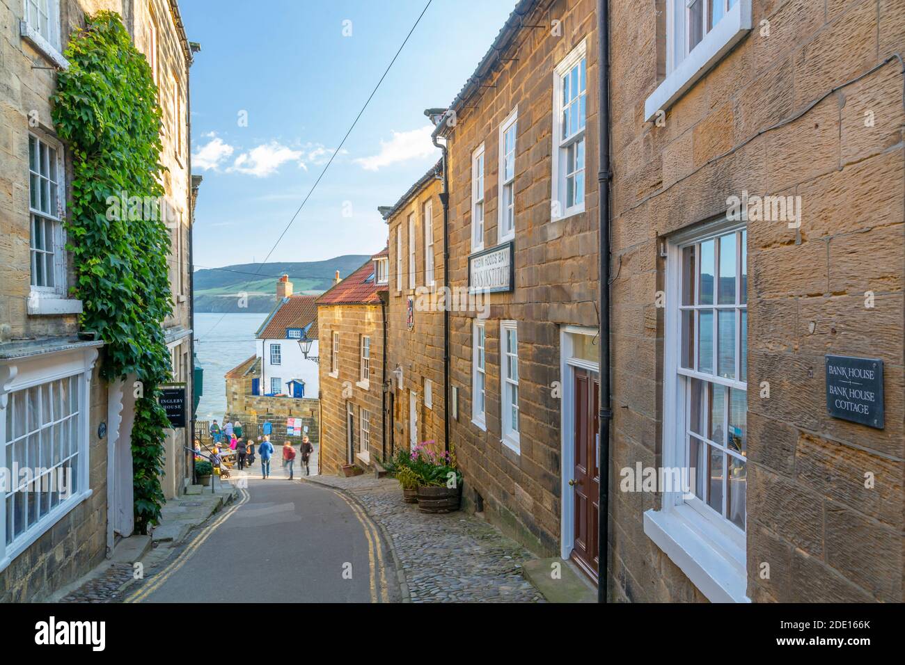Blick auf die alte Küstenwache von der King Street in Robin Hood's Bay, North Yorkshire, England, Großbritannien, Europa Stockfoto