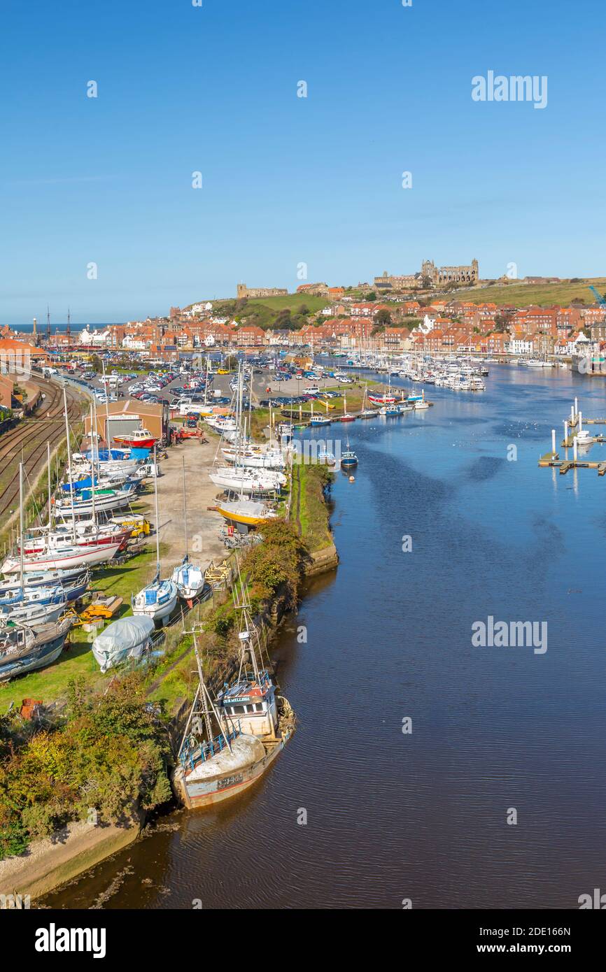 Blick auf Whitby und Fluss Esk von der hohen Brücke, North Yorkshire, England, Großbritannien, Europa Stockfoto