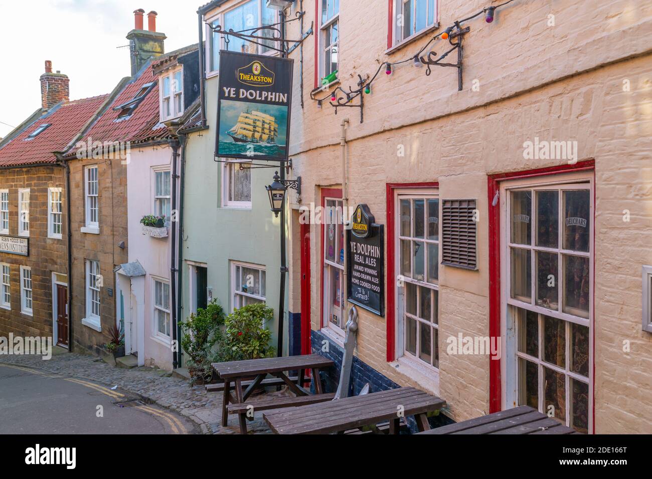 Blick auf das traditionelle Gasthaus auf der King Street in Robin Hood's Bay, North Yorkshire, England, Großbritannien, Europa Stockfoto