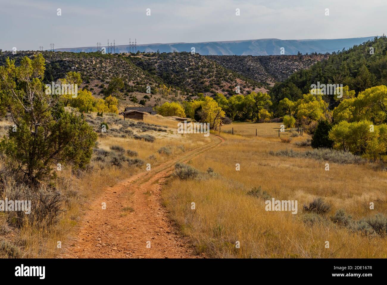 Unbefestigte Straße und Pfad zur Caroline Lockhart Historic Ranch Site im Bighorn Canyon National Recreation Area, in der Nähe von Lovell, Wyoming, USA Stockfoto