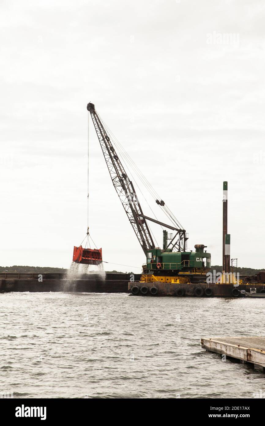 Welfleet Harbour wird mit einem Schwimmkran in Wellfleet, Massachusetts, ausgebaggert. Stockfoto