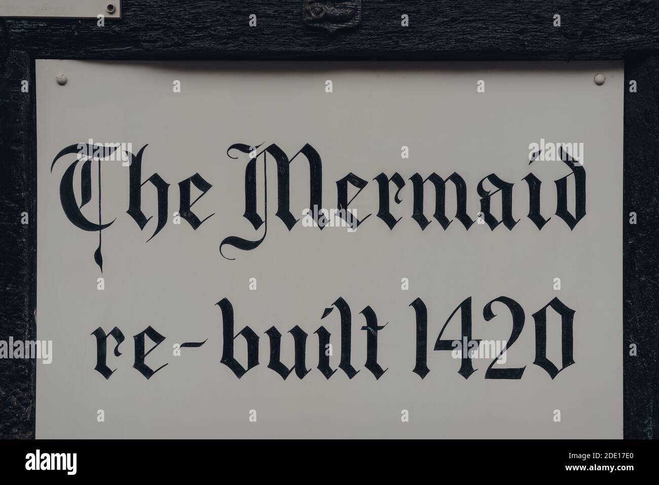 Rye, Großbritannien - 10. Oktober 2020: Schild vor dem Mermaid Inn, einem historischen Hotel in Rye mit Kellern aus dem Jahr 1156 und das Gebäude im Jahr 1420 umgebaut. Stockfoto